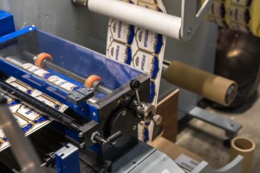 Máquina rotuladora automática: economize na produção